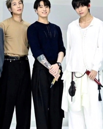 Jung Kook 佩戴Big Bang Unico 魔力黑計時碼錶登《吉米A咖秀》